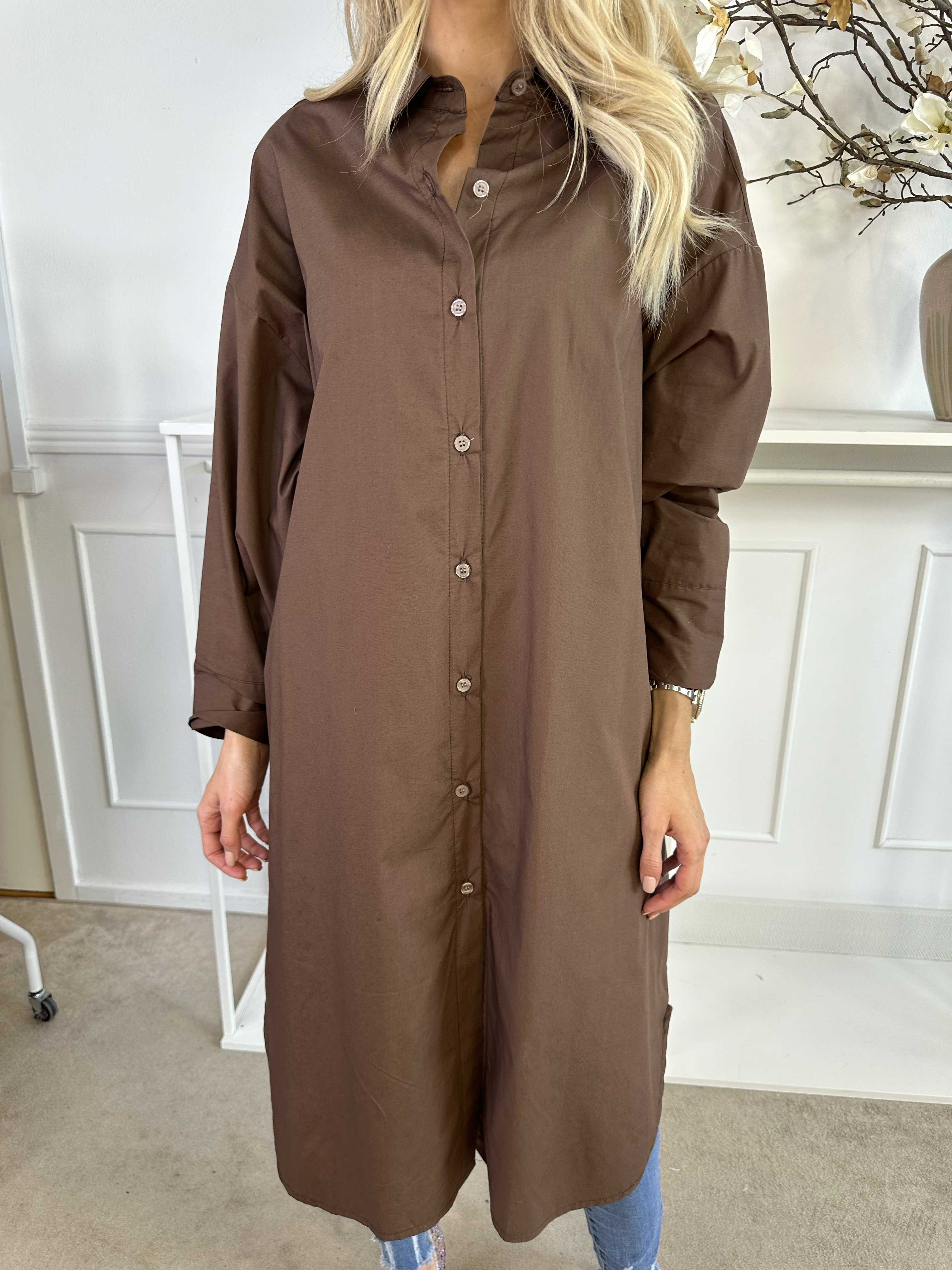 Ceylan - Lång enfärgad skjortklänning i bomull